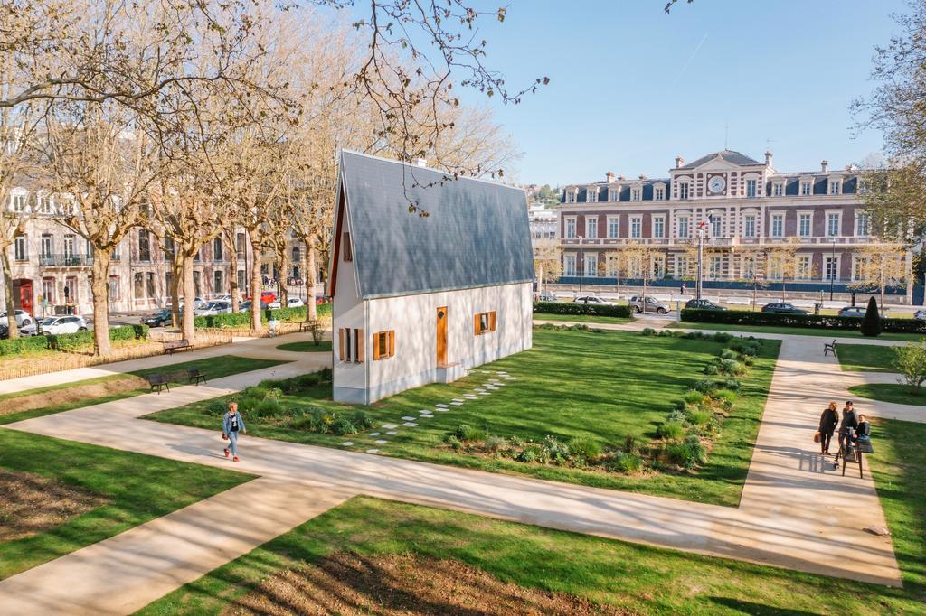 Erwin Wurm (né en 1954), Narrow House, 2022, square Claude Érignac, « Un été au Havre ». 